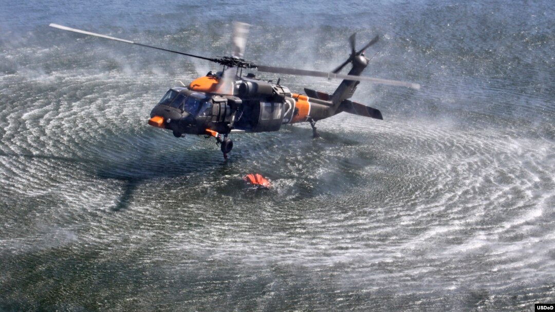 Helikopter američke vojske uzima vodu iz rezervoara u okviru akcije gašenja požara u Ajdahu