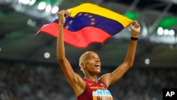 ARCHIVO: Yulimar Rojas, de Venezuela, celebra tras ganar la final de triple salto femenino durante el Campeonato Mundial de Atletismo en Budapest, Hungría, el viernes 25 de agosto de 2023. 
