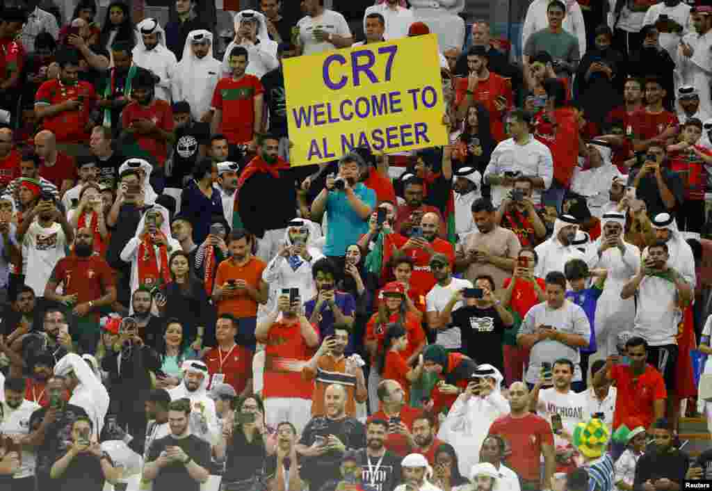 Algunos aficionados aprovecharon la oportunidad para darle la bienvenida a Cristiano Ronaldo a Al-Nassr, a través de un cartel, debido a la posible transferencia del artillero al&nbsp;club de fútbol saudí.