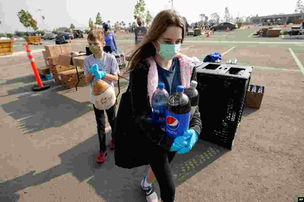 نوجوانان در شهر اینگلوود در نزدیکی لس‌آنجلس در کالیفرنیا به عنوان داوطلب به توزیع غذا در آستانه روز شکرگزاری کمک می‌کنند. 