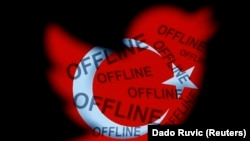 Hình minh họa chụp ở Zenica hôm 21/3/2014 cho thấy quốc kỳ Thổ Nhĩ Kỳ với các từ 'offline' trên logo của Twitter