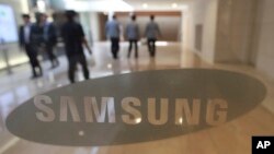 The corporate logo of Samsung Electronics Co. is seen at its shop in Seoul, South Korea, Oct. 12, 2016.