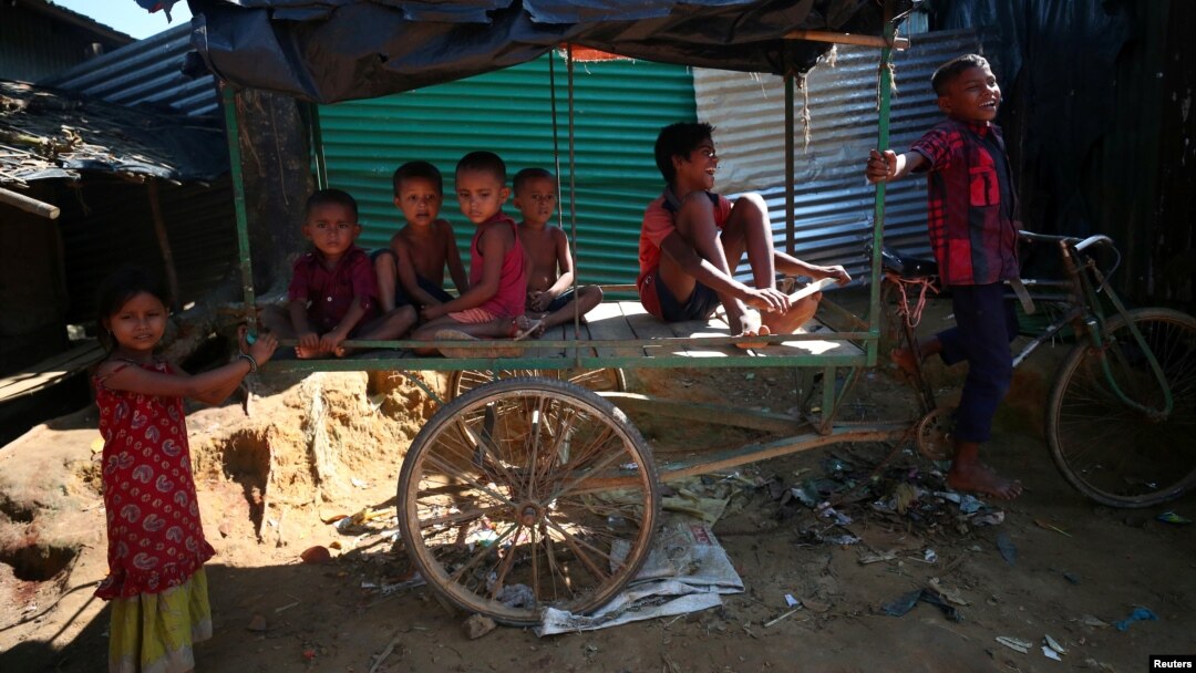 Anak-anak pengungsi Rohingya bermain di kamp pengungsi Kutupalong dekat Cox's Bazar, Bangladesh, 6 November 2017. 