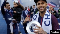 L'attaquant brésilien Neymar tient son trophée après avoir remporté le titre de champion de France L1 à la fin du match de football L1 français PSG vs Rennes, le 12 mai 2018.