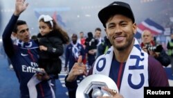 L'attaquant brésilien Neymar tient son trophée après avoir remporté le titre de champion de France L1 le 12 mai 2018.