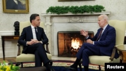 美国总统拜登与荷兰首相吕特在白宫椭圆形办公室举行双边会晤。(2023年1月17日)