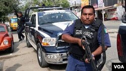 Un oficial de la policia municipal de México corre durante un operativo contra los narcotraficantes realizado en Acapulco a comienzos de enero de 2011.