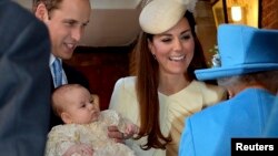 El príncipe William carga a su hijo, el príncipe George, al llegar a la Capilla de St. James. Aparecen su madre, la duquesa de Cambridge, y la Reina Isabel (de espaldas).