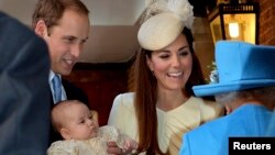 Pangeran William dan isterinya, Duchess of Cambridge membawa Pangeran George untuk acara pembaptisan di London (23/10). 