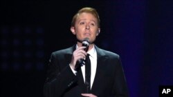 Penyanyi Clay Aiken tampil dalam acara American Idol musim terkahir di Los Angeles, pada 7 April 2016. Aiken mengumumkan bahwa ia akan kembali bertarung memperebutkan kursi kongres di negara bagian North Carolina. (Foto: Invision/AP/Matt Sayles)