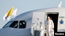 Paus Fransiskus tiba di bandara internasional Larnaca di Siprus, 2 Desember 2021. 