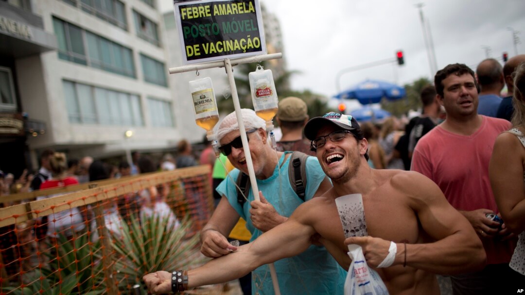 Carnavaleros en Río de Janeiro imitan una campaña de vacunación contra la fiebre amarilla durante el desfile "bloco" de la Banda de Ipanema. Sábado 27 de enero de 2018.