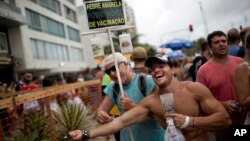 Carnavaleros en Río de Janeiro imitan una campaña de vacunación contra la fiebre amarilla durante el desfile "bloco" de la Banda de Ipanema. Sábado 27 de enero de 2018.