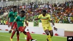 Bakary Sako ewa Mali , (kulia akizuiliwa na Benjamin Moukandjo, kushoto wa Cameroon wakati wa Kombe la Mataifa Afrika kundi D mjini Malabo