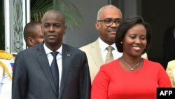 조브넬 모이즈 아이티 대통령(왼쪽)과 영부인 마르틴 모이즈(오른쪽)여사가 2018년 5월 수도 포르토프랭스의 대통령궁에 서 있다. (자료사진)