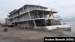 Le bateau Ville de Brazzaville transporte 260 tonnes d'aide vers les inondées, le 24 décembre 2019. (VOA/Arsène Séverin)