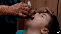 Un trabajador de salud vacuna a un niño contra la polio durante una campaña en Karachi, Paquistán. 25-7-16.