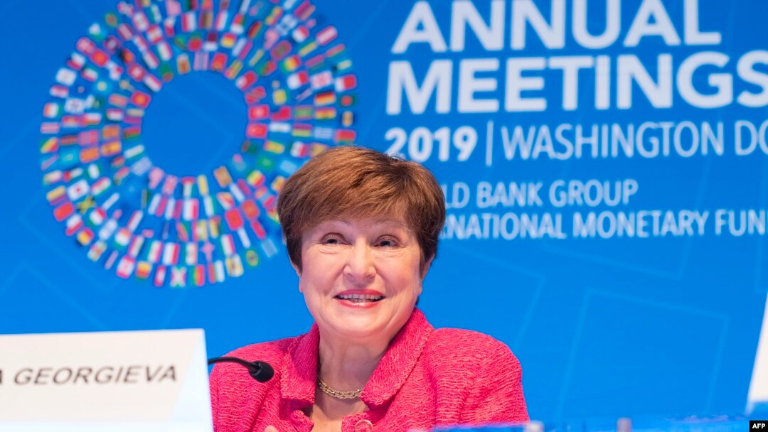 En esta imagen publicada por el FMI, la directora gerente del Fondo Monetario Internacional, Kristalina Georgieva, responde una pregunta durante una conferencia de prensa el jueves, en la sede del FMI durante las Reuniones Anuales del FMI / Banco Mundial de 2019.