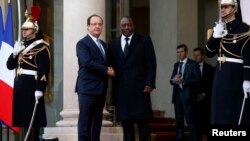 Le président français François Hollande accueille le président de la RDC Joseph Kabila à l'Élysée, à Paris, le 6 décembre 2013.