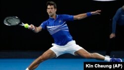 Novak Đoković u duelu sa Amerikancem Mičelom Krugerom u prvom kolu Otvorenog prvenstva Australije (Foto: AP/Kin Cheung)