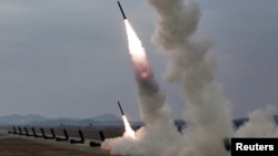 북한이 지난 3월 동해상으로 600mm 초정밀 다연장 방사포를 시험발사하고 있다. 