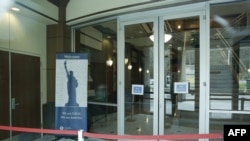 资料照片：美国华盛顿州的一座国土安全部与移民局办公楼因新冠疫情而关闭。（2020年3月3日）