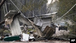 Los escombros bloquean una parte de Porter Lane después de que fuertes tormentas eléctricas atravesaran la región del Gran Houston, el sábado 28 de diciembre de 2024, en Porter Heights. (Jason Fochtman/Houston Chronicle vía AP)