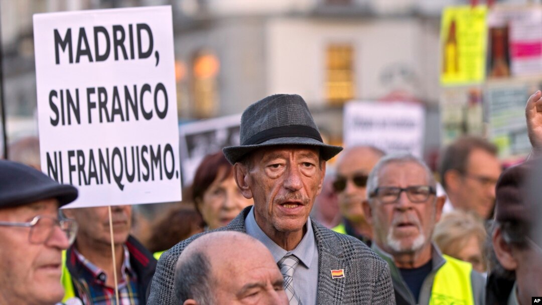 Manifestantes marcha en Madrid, España, el 25 de octubre de 2018, para exhortar al gobierno y la Iglesia Católica a que los restos del Francisco Franco no sean sepultados en la catedral de la ciudad.