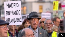 Manifestantes marcha en Madrid, España, el 25 de octubre de 2018, para exhortar al gobierno y la Iglesia Católica a que los restos del Francisco Franco no sean sepultados en la catedral de la ciudad.