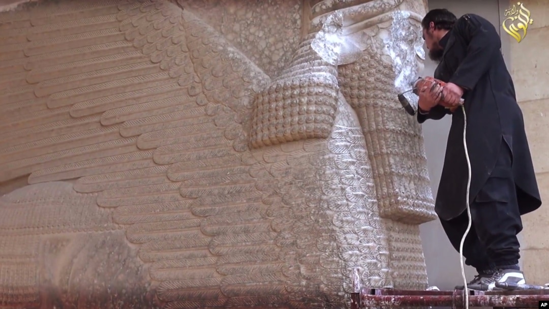 "Islomiy davlat" Mosul muzeyidagi qimmatbaho tarixiy buyumlarni vayron qilmoqda, Iroq, 26-fevral, 2015-yil