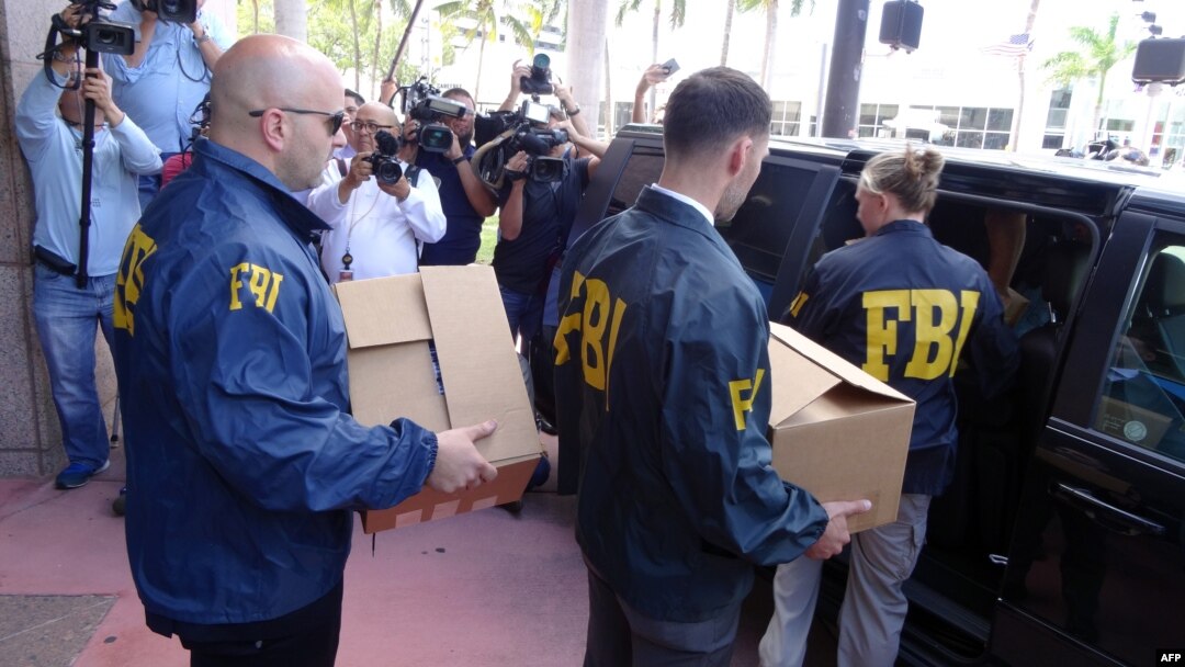Nhân viên FBI tịch thu các thùng tài liệu để điều tra.
