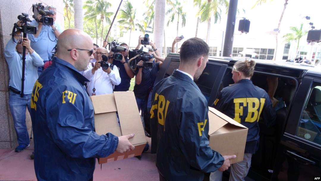 Agenti FBI-a iznose kutije sa dokumentacijom iz sedišta KONKAKAF-a u Majami Biču, posle racije 27. maja 2015