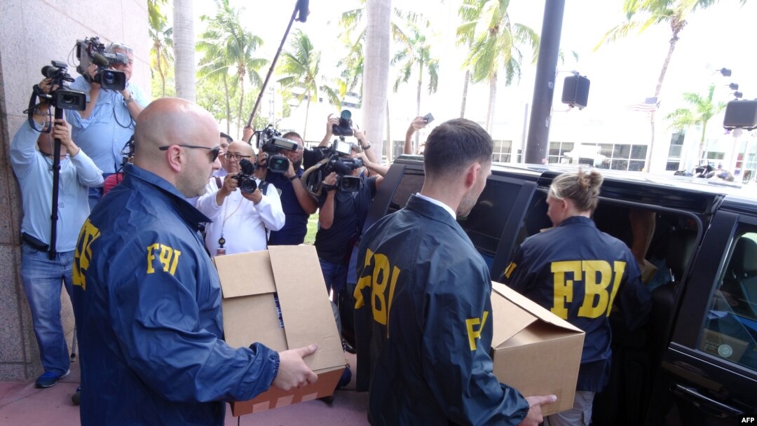 Agentes do FBI na sede da CONCACAF na Flórida.