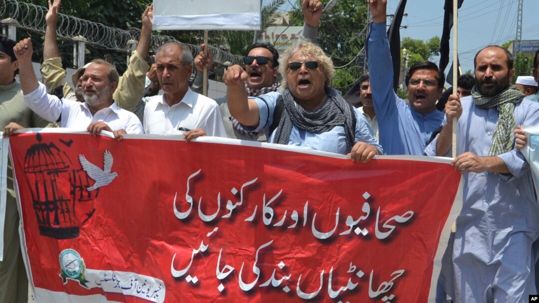 Para jurnalis Pakistan melakukan unjuk rasa untuk memrotes sensor yang ketat terhadap media dalam aksi di Peshawar, Pakistan (foto: dok). 