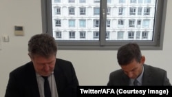 Olivier Leurent, directeur de l’Ecole nationale de magistrature et le directeur de l’Agence française anticorruption, Charles Duchaine, signent un protocole d'accord, Paris, 13 décembre 2017. (Twitter/AFA).