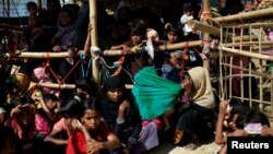 Pengungsi Muslim Rohingya menunggu pembagian bantuan makanan di kamp Balukhali, Cox's Bazar, Bangladesh, 15 Desember 2017. 