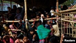 Pengungsi Rohingya menunggu pembagian makanan di kamp pengungsi Balukhali dekat Cox's Bazar, Bangladesh, 15 Desember 2017. 