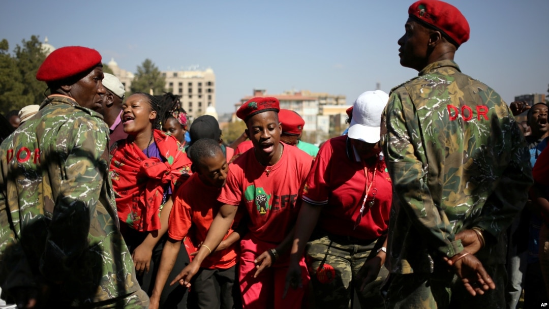 Para demonstran anti Presiden Jacob Zuma melakukan unjuk rasa menjelang voting "mosi tidak parcaya" oleh parlemen Afrika Selatan, dalam aksi di Pretoria, Selasa (8/8). 