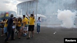 Nuvem de gás lacrimogéneo (Estádio Mane Garrincha em Brasília, Junho 15, 2013). 