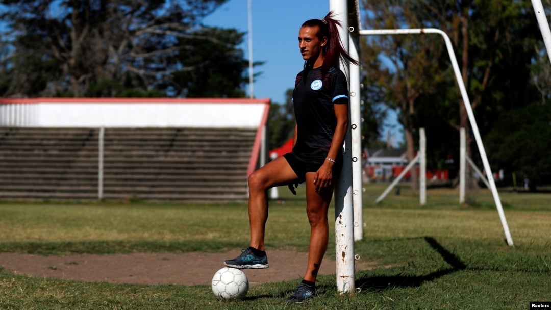 Mara Gomez, pesepak bola transpuan profesional pertama di Argentina, saat wawancara dengan Reuters di Buenos Aires, 3 Februari 2020. (Foto: Reuters