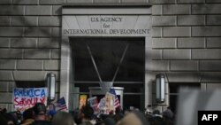FAAYILII- Namoonni Waajjira haadhoo kan USAID fuulleetti hiriira mormii ba'an Washington, DC, Guraandhala 3, 2025.
