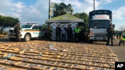 ARCHIVO - Esta fotografía distribuida por el Ministerio de Defensa de Colombia muestra lo que según las autoridades son paquetes de marihuana incautada durante una presentación en Popayán, Colombia, el 31 de julio de 2019