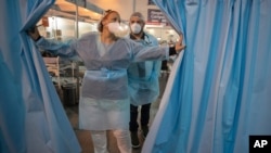 Trabajadores de la Salud en un hospital de campaña para pacientes de coronavirus en Sao Paulo, Brasil, en abril de 2021.