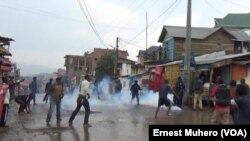 Les manifestants face à la police à Bukavu, le 21 janvier 2018. (VOA/Ernest Muhero)