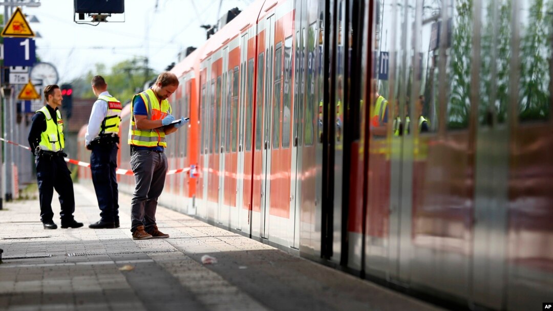 La policía investiga en una estación de tren cerca de Munich, Alemania, el martes, 10 de mayo de 2016, después que un hombre matara con un arma blanca una persona y atacara a otras tres.