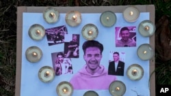 ARCHIVO: Se colocan fotografías y velas mientras los fanáticos se reúnen para rendir homenaje al fallecido cantante británico Liam Payne, ex miembro de la banda de pop británica One Direction, en Treptower Park en Berlín, Alemania, el domingo 20 de octubre de 2024.