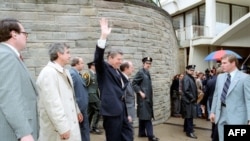 El presidente Ronald Reagan (centro) saludando a la multitud inmediatamente antes de recibir un disparo en un intento de asesinato después de salir del Washington Hilton en Washington, D.C. el 30 de marzo de 1981.