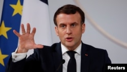 Le président français Emmanuel Macron prononce un discours après une réunion par vidéoconférence avec les dirigeants des pays du G5 Sahel en Afrique de l'Ouest, à Paris, France, le 16 février 2021.