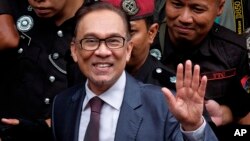 Tokoh reformis Malaysia, Anwar Ibrahim tiba di rumahnya setelah dibebaskan dari tahanan di Kuala Lumpur, Malaysia hari Rabu (16/5). 