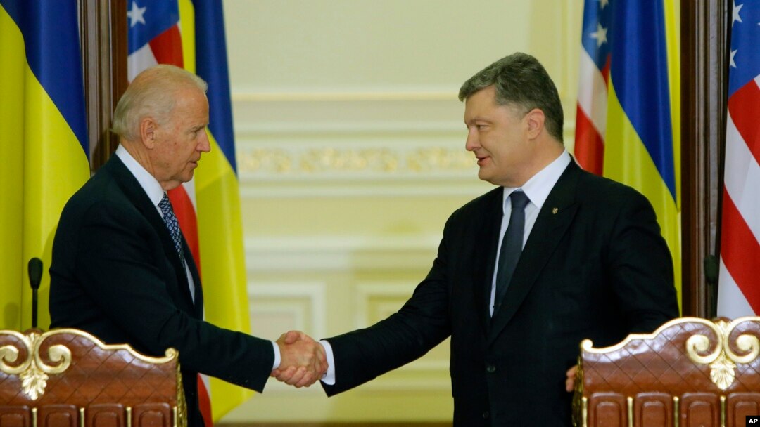 Potredsjednik SAD Džozef Bajden sa ukrajinskim predsednikom Petrom Porošenkom nakon pres konferencije u Kijevu